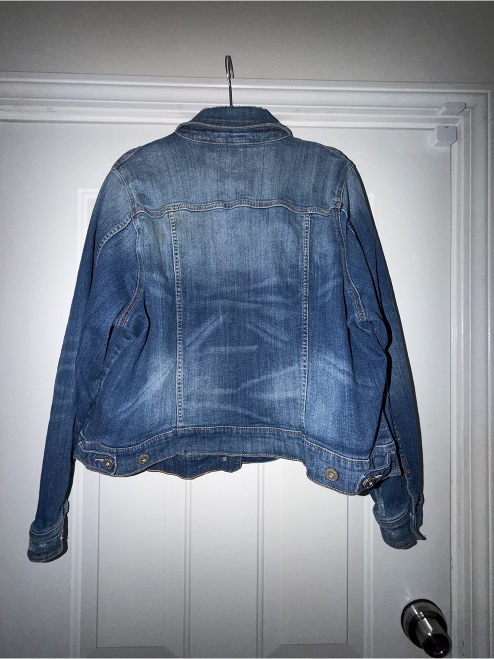 Torrid Women’s Blue Denim Jacket - Washed & slightly distressed. Sz 3x - Picture 4 of 9